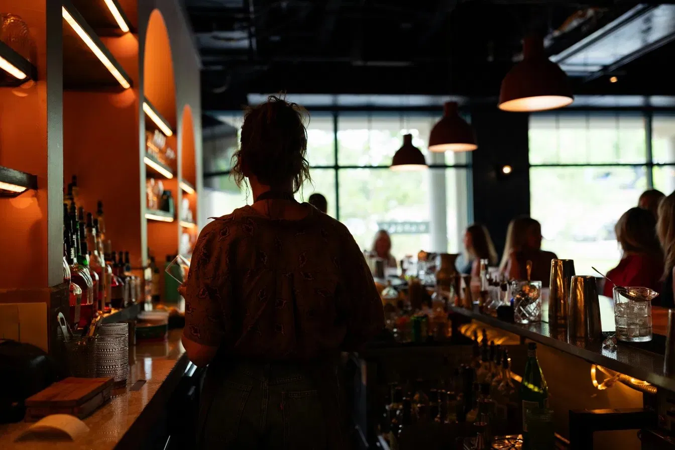 Operador de restaurante en plena barra durante el servicio