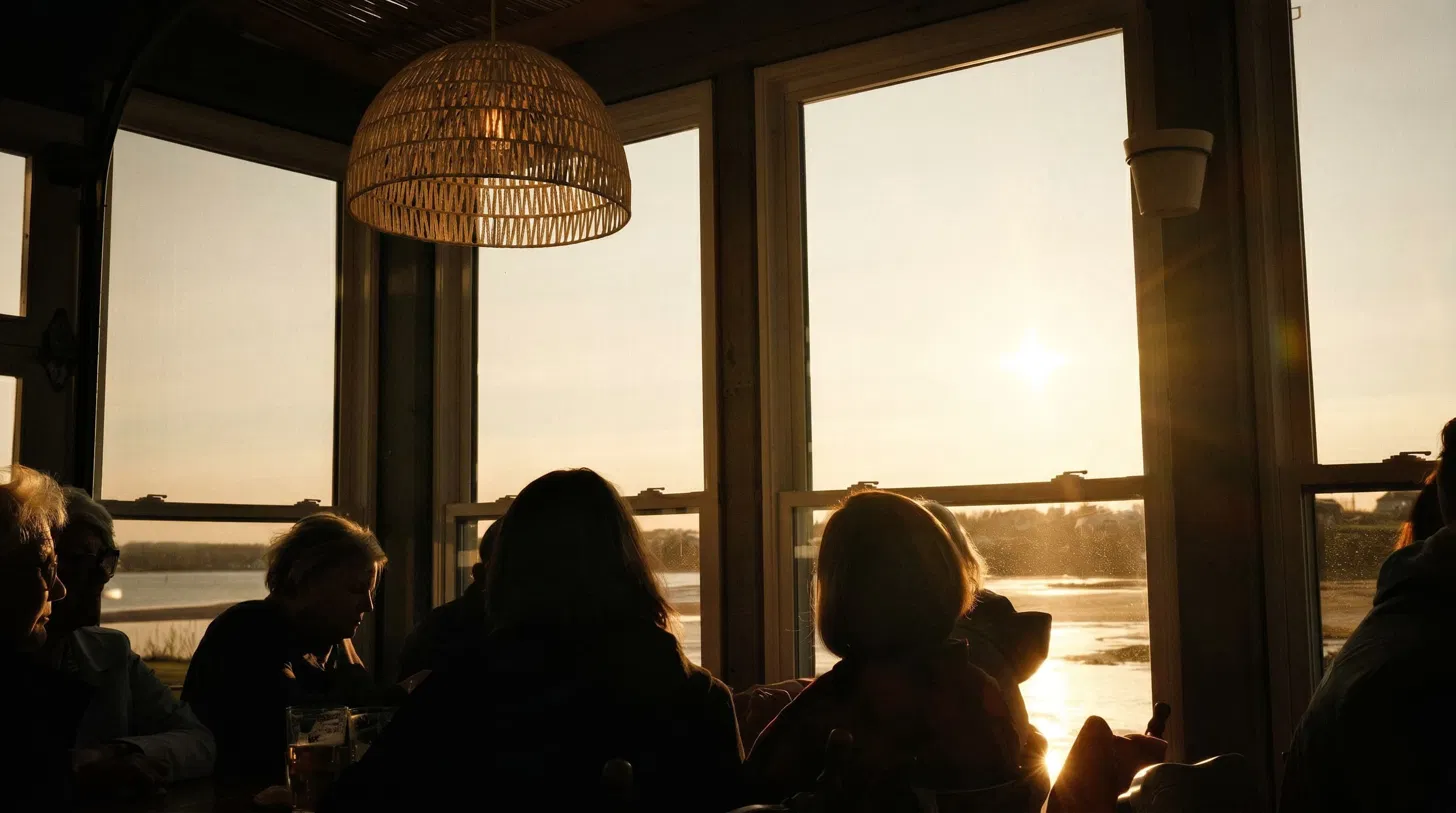 Comensales en un restaurante independiente al atardecer